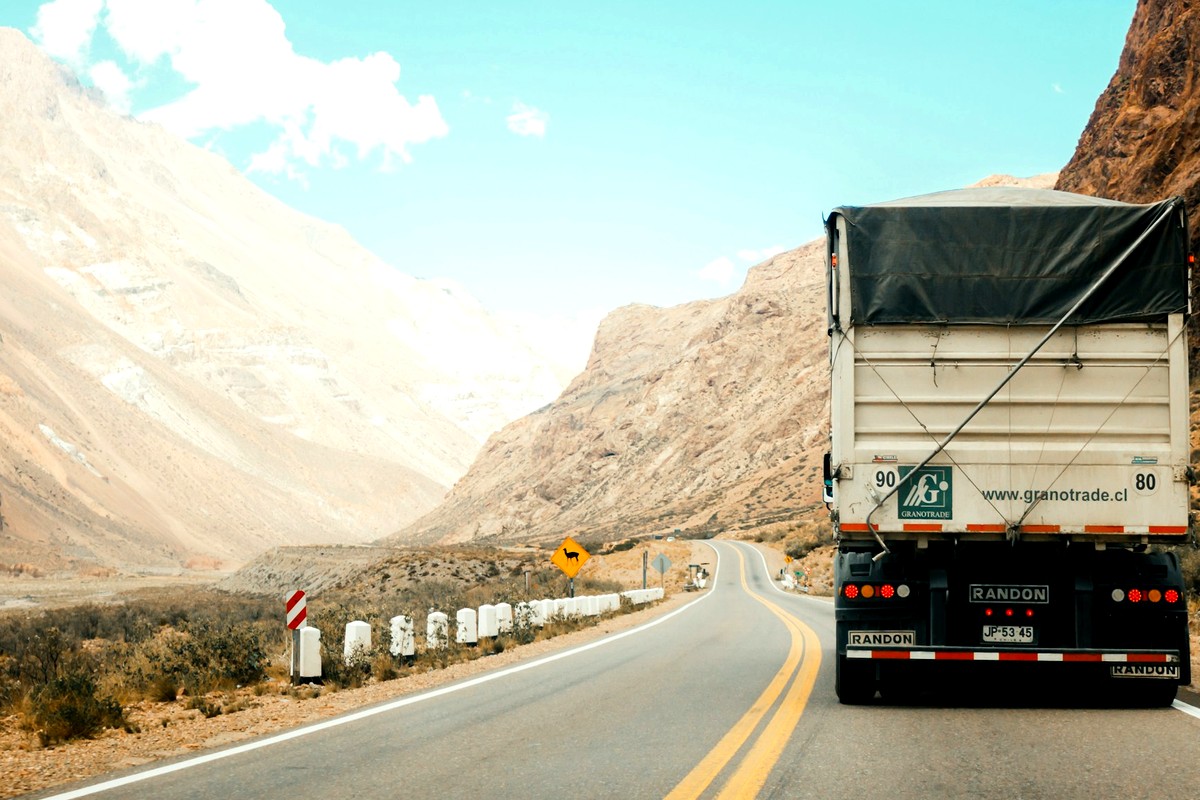 Camión de mercancías en ruta — Deca Zife